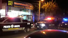 Amagan a empleado de gasolinera y lo despojan del dinero de las ventas