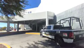 Cae trabajador de poste; lo internan de gravedad