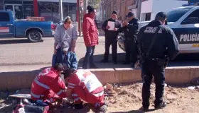 Sufre adulto mayor lesiones de gravedad al cruzar tren