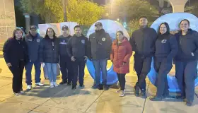 Llevan bomberos comida y abrigo a personas de condición de calle