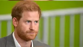 Tabloide británico debe indemnizar al príncipe Harry por hackear su teléfono