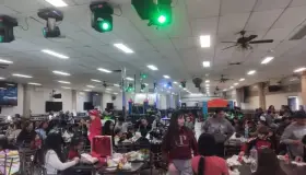 Llevan felicidad a niños nogalenses