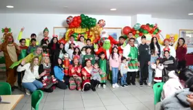 Celebran Navidad en el IMSS a pequeños pacientes