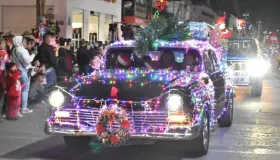 Disfrutan nogalenses Desfile Navideño