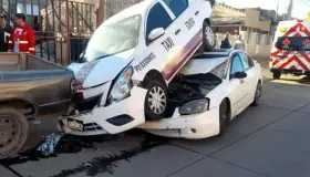 Provoca choque taxista, huye del lugar y deja daños de consideración