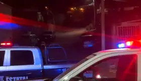 Detienen a turista por agredir a policía; tomaba cerveza en la calle