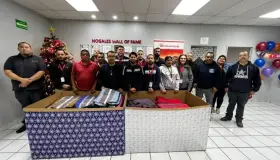 Dona empresa cobertores y zapatos para programa “Borrando Cenizas”