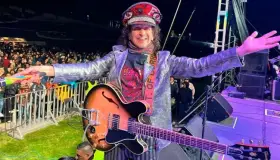 Sufre Alex Lora caída en pleno concierto: intentó patear un balón