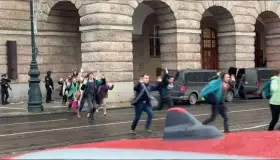 Avisan de 11 muertos y 24 heridos en tirotero en Praga