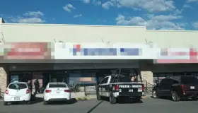 Exhortan a tener precaución con vehículos en estacionamientos comerciales