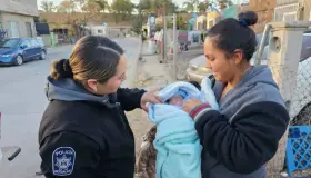 Atiende parto mujer policía en La Mesa; el bebé se encuentra bien