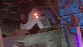 Fallece conductor al volcar su vehículo sobre una vivienda