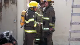 Destruyen llamas vivienda por corto circuito