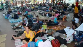 Disuelven caravana migrante en Chiapas y se entregan a agentes del INM