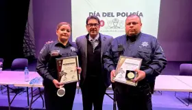 Premian a policías del año