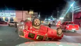 Internan a pasajero de taxi después de choque y volcamiento
