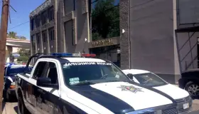 Despojan a mujer violentamente de su vehículo