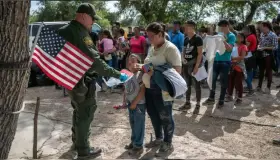 Alista EU endurecer reglas a migrantes; atienden peticiones de republicanos