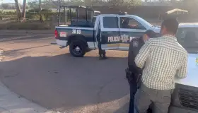 Choca conductor contra cerco de escuela y se da a la fuga