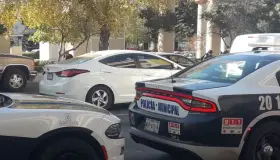 Deja abandonado su vehículo después de chocar con otro auto