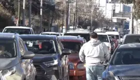 Más de 270 mil carros colapsan la ciudad a la semana: Estudio