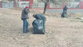 Realiza Proximidad Social limpieza en escuela primaria