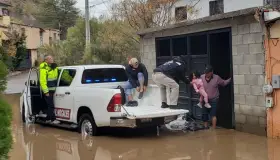 Trasladan a familia a albergue al inundarse vivienda que habitan