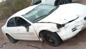 Pierde control mujer de vehículo y se vuelca; resulta ilesa del accidente