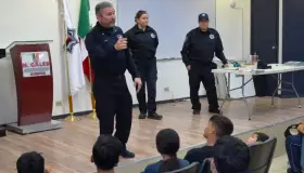 Llevan programa DARE a jóvenes del Heptatlón