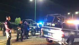 Resulta ileso conductor ebrio luego de volcar su auto en el bulevar 2 mil