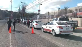 Continúan operativos para taxistas locales