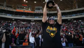 Naranjeros festejan el cetro