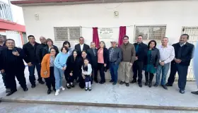 Honran a maestro con su nombre en escuela primaria