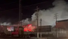 Incendio consume almacén en El Greco