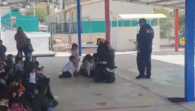 Imparten bomberos plática de prevención a pequeños de kínder