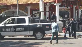 Reportan robo en vehículo afuera de una escuela
