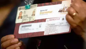 Llaman por tarjetas de bienestar a personas mayores de 65 años