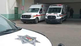 Golpean a joven mientras caminaba en la calle