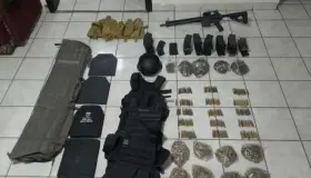 Aseguran autoridades vehículo con armamento