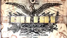 Instalan exhibidor de documentos históricos