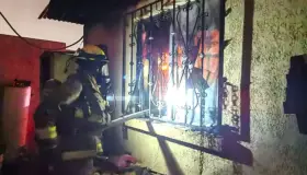 Destruyen llamas vivienda en Villa Bonita