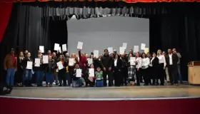 Alcalde entrega 70 títulos de propiedad a familias nogalenses