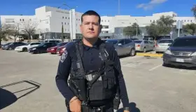 Auxilia oficial de policía a mujer en labor de parto