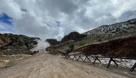 Permanecen más de 400 migrantes en espera de asilo en frontera