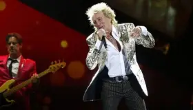 Rod Stewart vende su catálogo musical