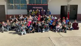 Dona Bienestar 60 pants deportivos a una escuela