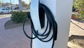 Instalan en la ciudad un cargador para autos eléctricos