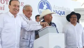 Lleva agua potable AMLO y Gobernador a comunidades Yaquis