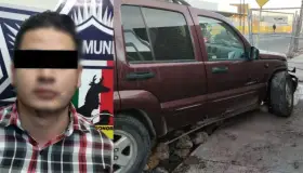 Detienen a conductor ebrio tras chocar contra cerco