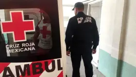 Le quitan celular y lo mandan al hospital